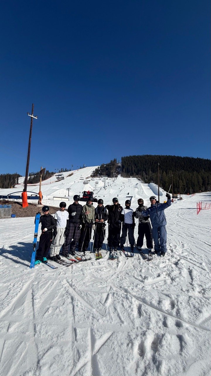 Freeski Academy komanda su slidėmis sniego parke