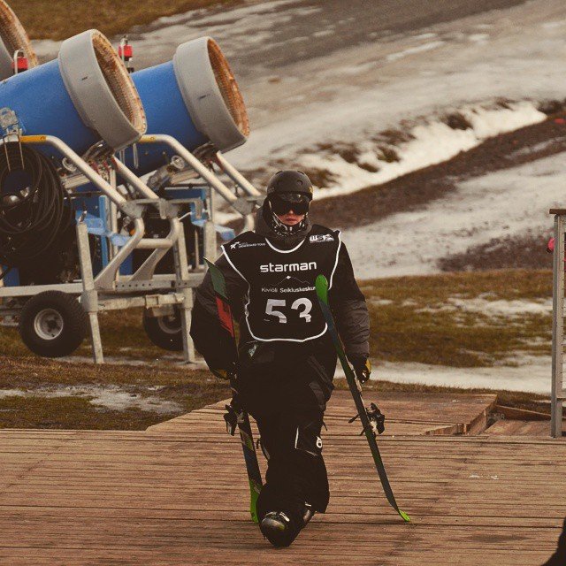 Mantas su slidėmis ir varžybų numeriu tarptautinėse freeski varžybose