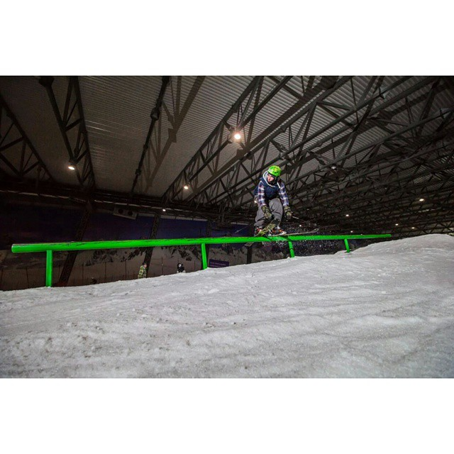 Mantas slidinėja ant railo Snow arenoje